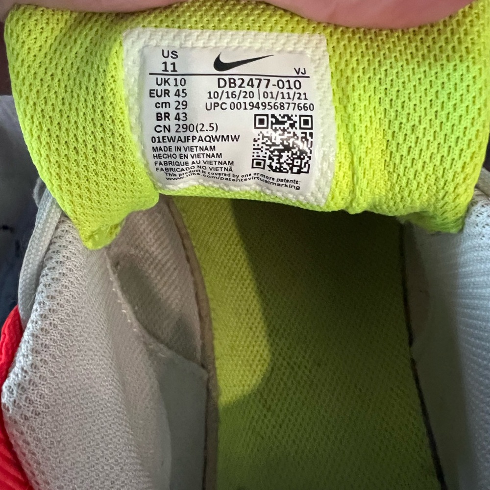 Nike Sneakers in Cream and Neon Accents - Picture 4 of 8